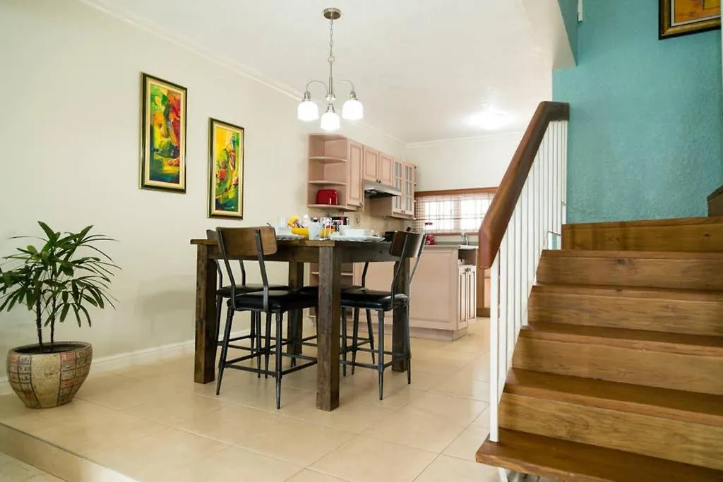 Choose To Be Happy At Surbiton Square - Two Bedroom Townhouse 킹스톤 빌라