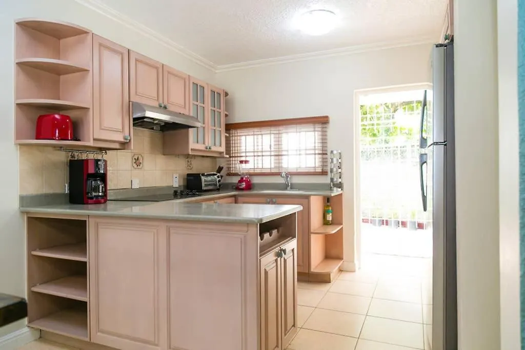 Choose To Be Happy At Surbiton Square - Two Bedroom Townhouse 킹스톤