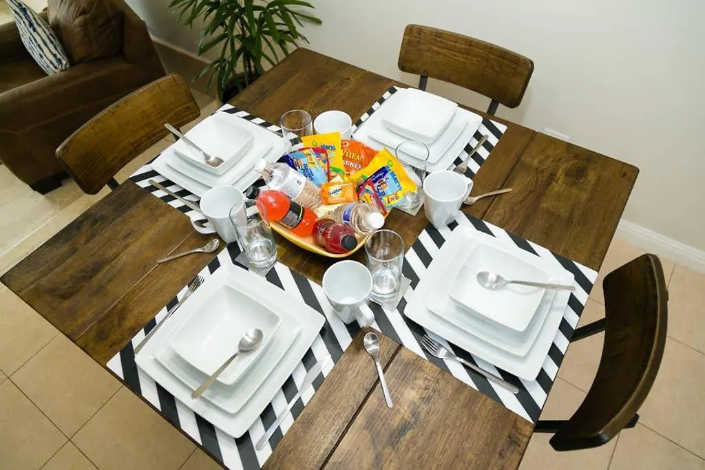 빌라 Choose To Be Happy At Surbiton Square - Two Bedroom Townhouse 킹스톤