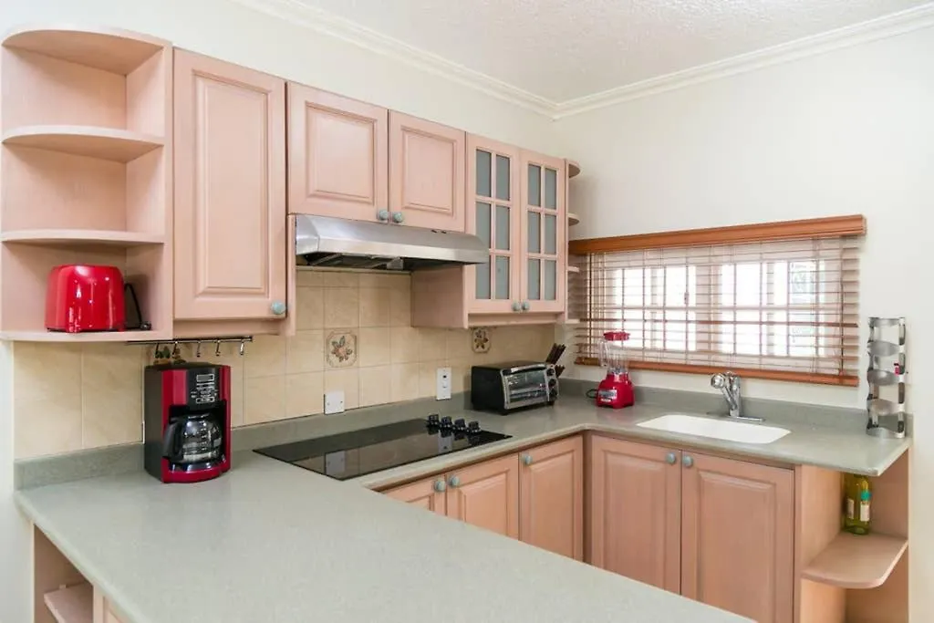 Choose To Be Happy At Surbiton Square - Two Bedroom Townhouse 킹스톤 0*,