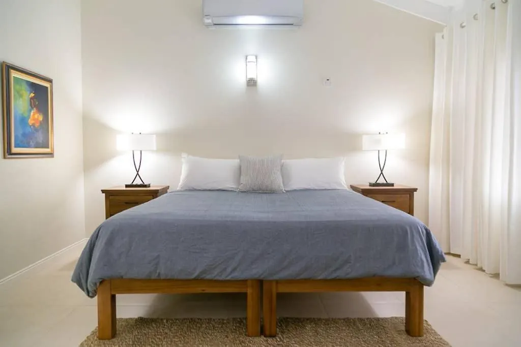 Choose To Be Happy At Surbiton Square - Two Bedroom Townhouse 킹스톤