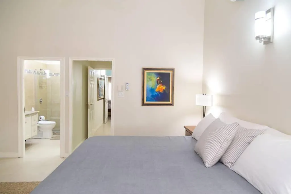 Choose To Be Happy At Surbiton Square - Two Bedroom Townhouse 킹스톤 자메이카