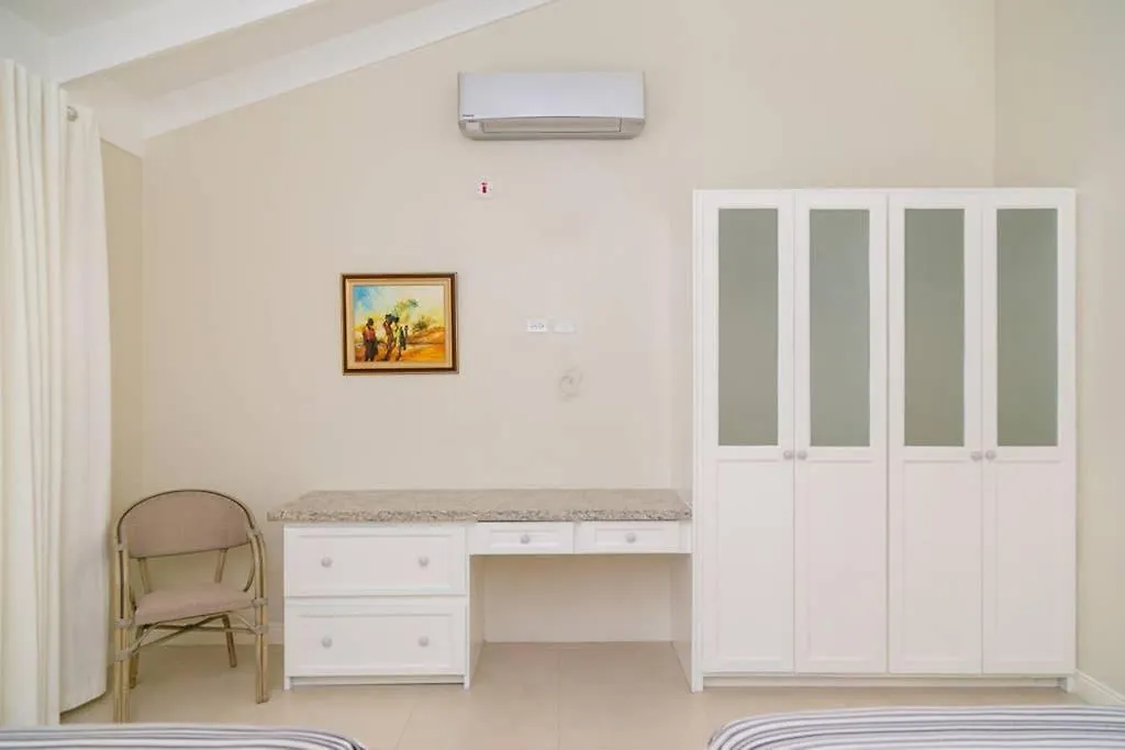 Choose To Be Happy At Surbiton Square - Two Bedroom Townhouse 킹스톤