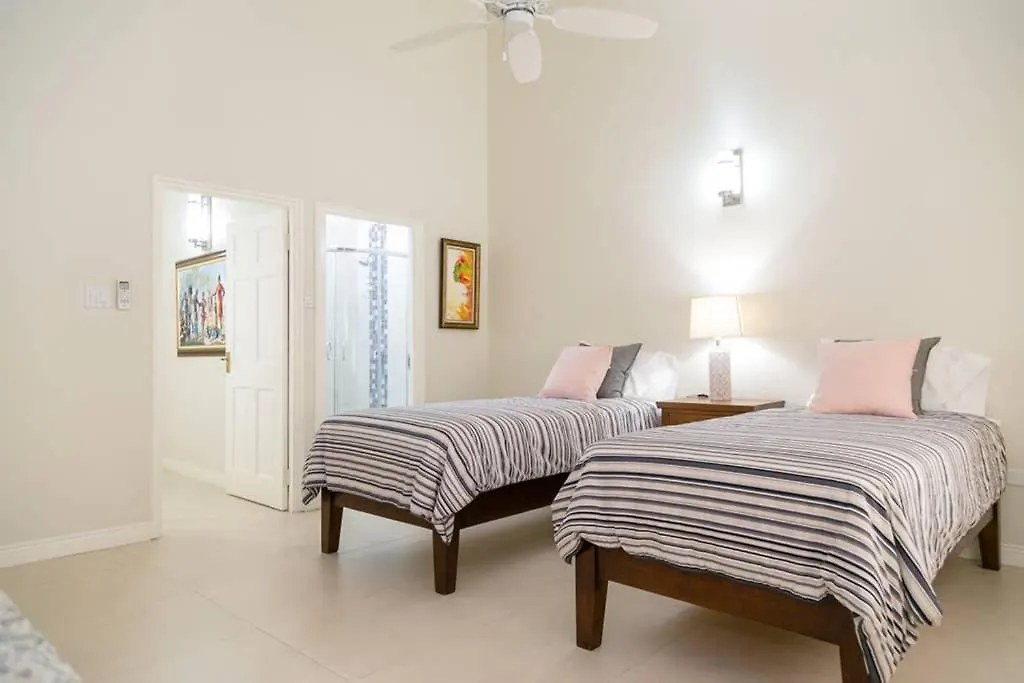 Choose To Be Happy At Surbiton Square - Two Bedroom Townhouse 킹스톤 0*,