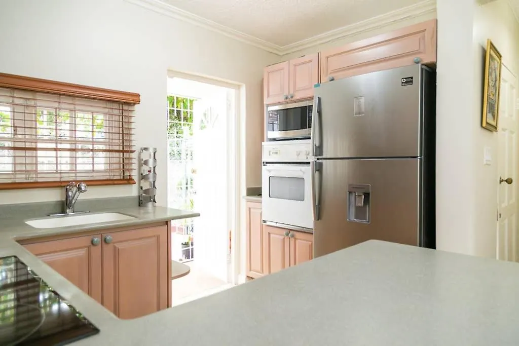 빌라 Choose To Be Happy At Surbiton Square - Two Bedroom Townhouse 킹스톤 자메이카
