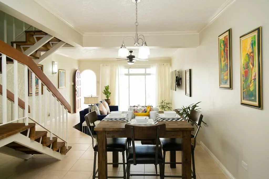 빌라 Choose To Be Happy At Surbiton Square - Two Bedroom Townhouse 킹스톤