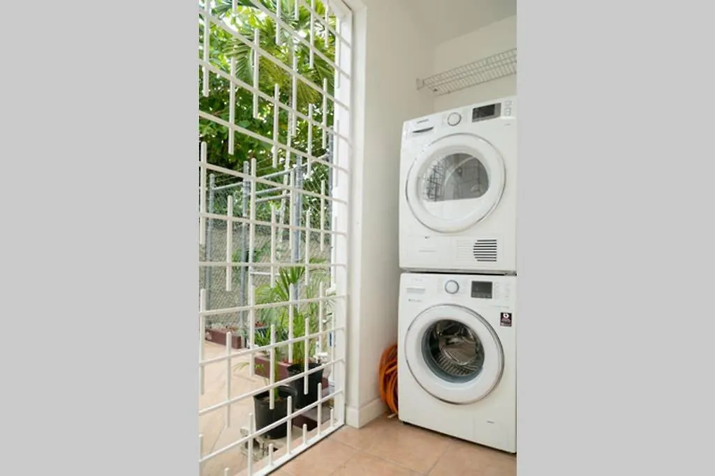 Choose To Be Happy At Surbiton Square - Two Bedroom Townhouse 킹스톤 자메이카