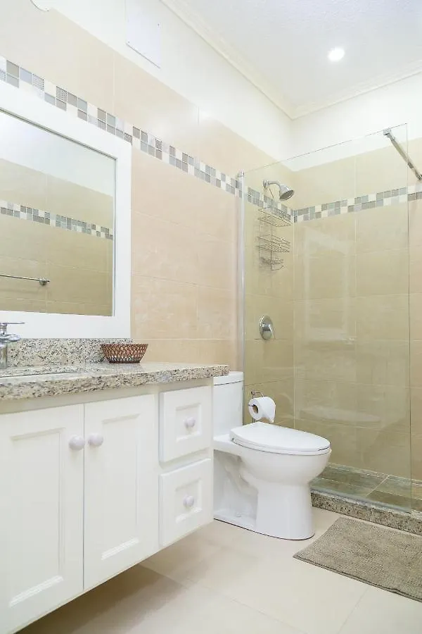 Choose To Be Happy At Surbiton Square - Two Bedroom Townhouse 킹스톤 빌라