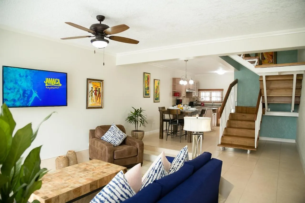 Choose To Be Happy At Surbiton Square - Two Bedroom Townhouse 킹스톤 자메이카